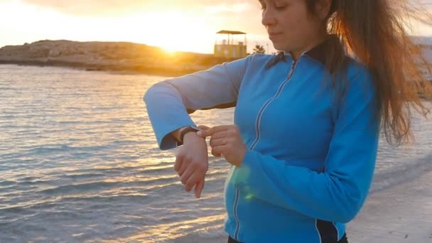 Girl runner with fitness tracker - Footage, Video