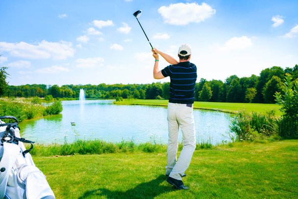 Hombre jugando al golf
 - Foto, imagen