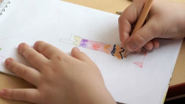 Little girl draws a pictures in the copybook - Záběry, video