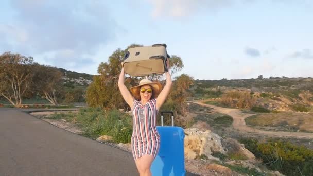 Szczęśliwa młoda kobieta na wakacjach - Materiał filmowy, wideo
