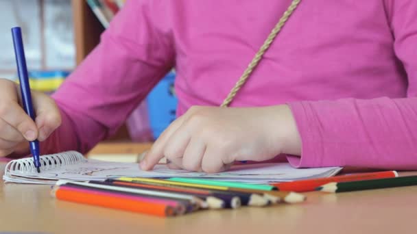 The little girl draws the pictures in the copybook - Filmagem, Vídeo