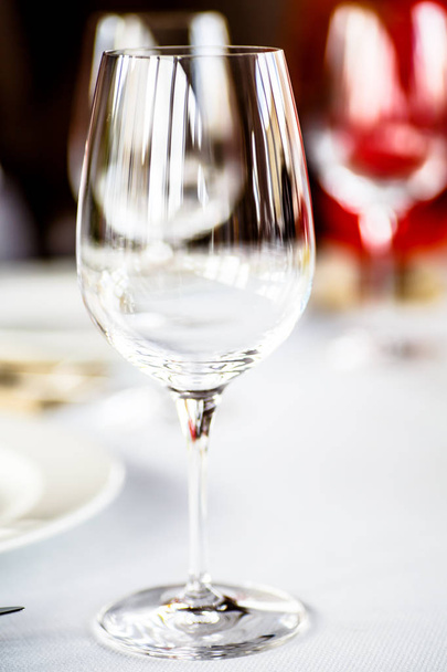 Copo de vinho vazio ou água está sobre a mesa
. - Foto, Imagem
