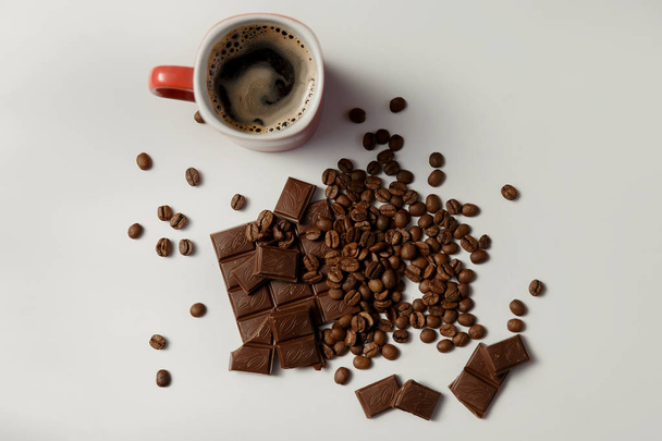 Café fragrante em uma combinação ao chocolate doce
 - Foto, Imagem