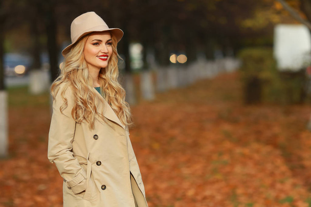schöne elegante Frau mit modischem beigen Hut im Herbst in einem Park. - Foto, Bild