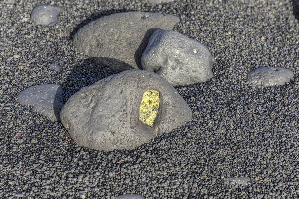 pierre gemme olivine également appelé péridot à la plage volcanique
  - Photo, image