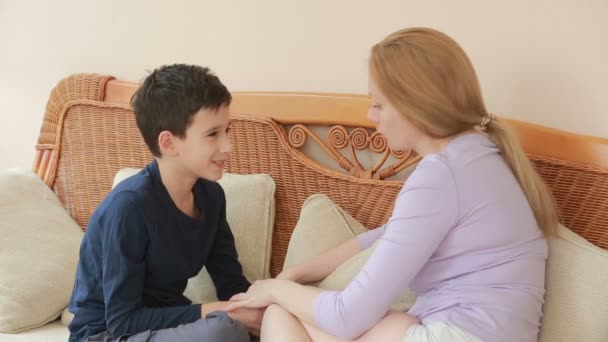 Mom and son chatting heart to heart on the wicker sofa - Video