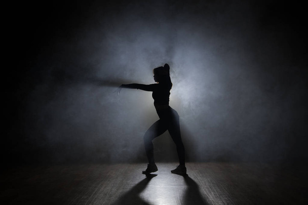 Dancer posing in the dark and smoke - Fotoğraf, Görsel