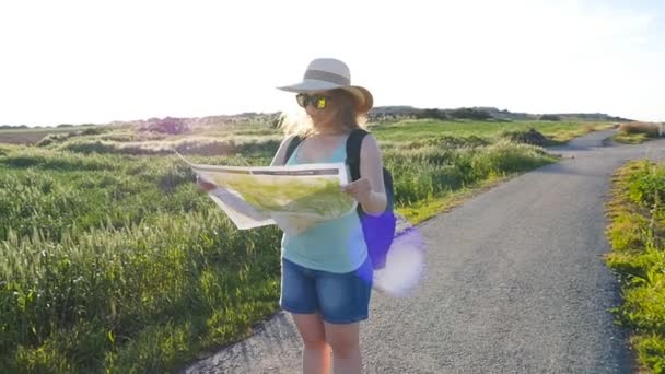 γυναίκα ταξιδιώτη που εξετάζει η απόσταση - Πλάνα, βίντεο