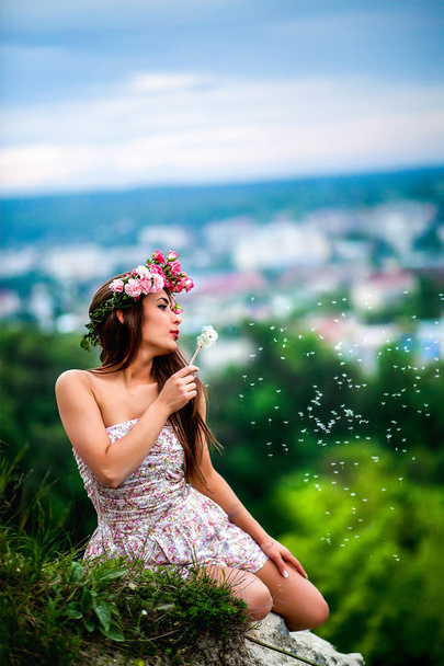Девушка с цветами на фоне голубого неба
 - Фото, изображение
