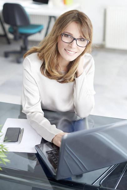 businesswoman working on laptop - Foto, afbeelding