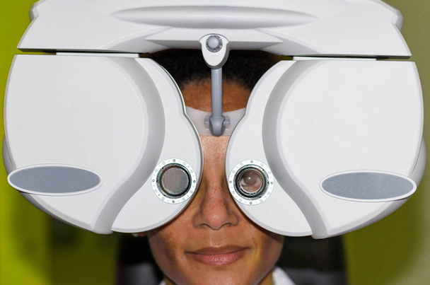 Jeune femme africaine chez un opticien
 - Photo, image