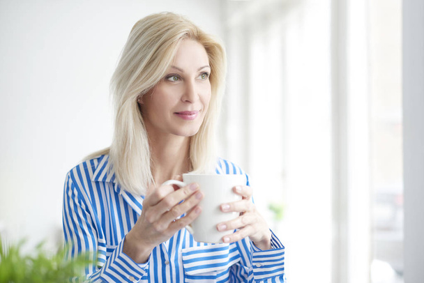 woman drinking coffee  - Fotografie, Obrázek