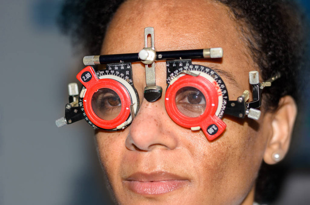 Mujer africana joven en una prueba ocular
 - Foto, Imagen