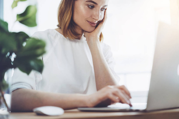 Ділова жінка в білій сорочці дивиться на комп'ютер з бухгалтерським звітом про фінанси
 - Фото, зображення
