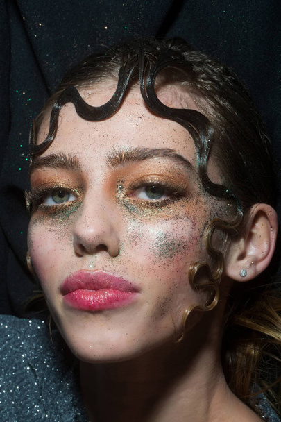 Pretty fashion girl with holiday glitter makeup - Valokuva, kuva