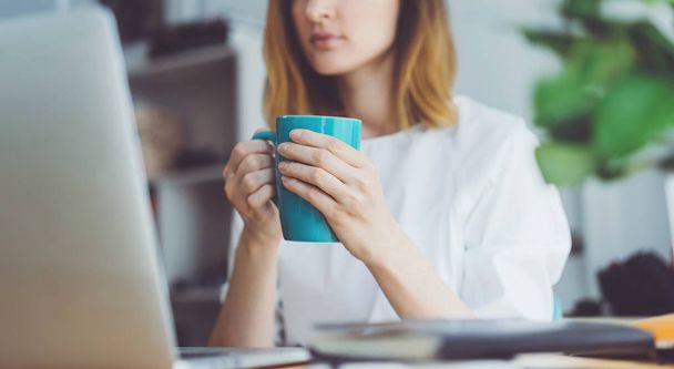 Blogger mujer trabajando y bebiendo café en casa
 - Foto, imagen