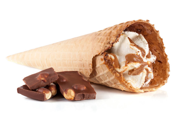 due coni di gelato con cioccolato bar isolato sfondo bianco
 - Foto, immagini