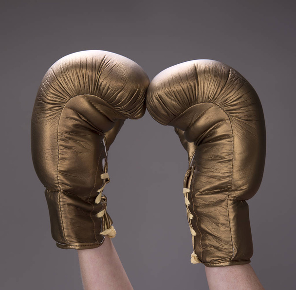 Une paire de gants de boxe dorés
 - Photo, image