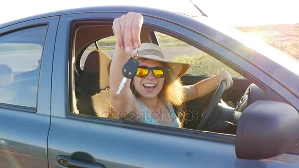Mujer joven mostrando la clave para el coche nuevo
 - Metraje, vídeo