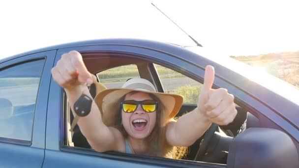 Νεαρή γυναίκα δείχνει κλειδί για νέο αυτοκίνητο - Πλάνα, βίντεο