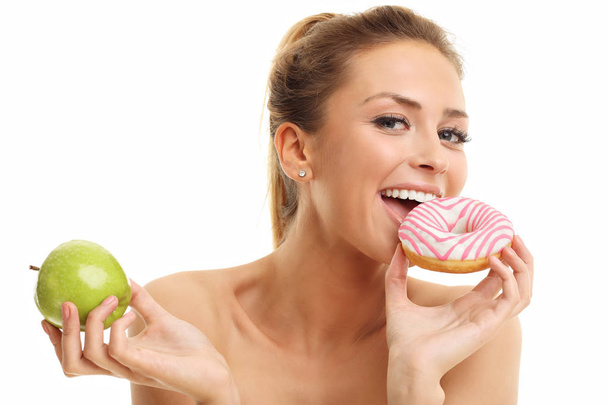 mujer adulta posando con donut
  - Foto, imagen