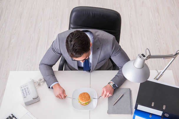 Homme d'affaires drôle affamé manger sandwich junk food - Photo, image