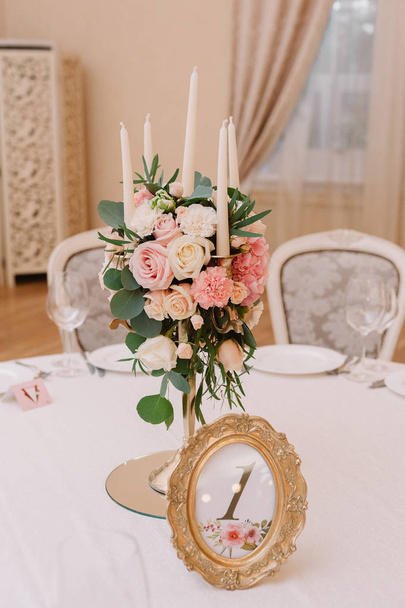Decoración de mesa de boda con las rosas blancas y rosadas, claveles y velas
 - Foto, Imagen