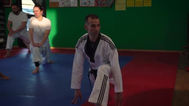 Aikuisten taekwondo kuntosalilla, venyttely, valikoiva fokus, 4K
 - Materiaali, video
