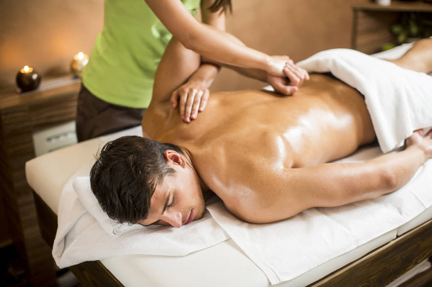 Mann mit Massage im Wellnessbereich - Foto, Bild