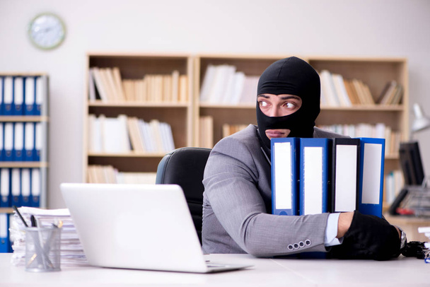 Εγκληματίας επιχειρηματίας φορώντας μπαλακλάβα στο γραφείο - Φωτογραφία, εικόνα