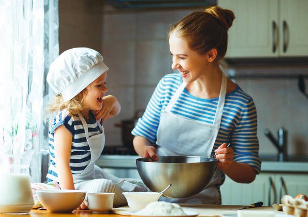 familia feliz en la cocina. madre y el niño preparando la masa, hornear
  - Foto, Imagen