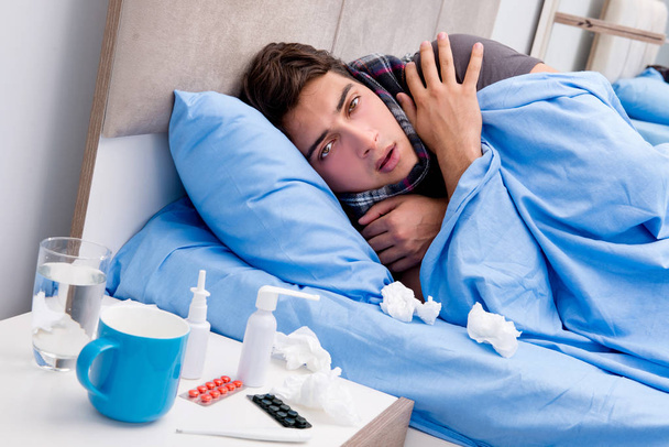 Malade homme malade dans le lit prenant des médicaments et des médicaments - Photo, image