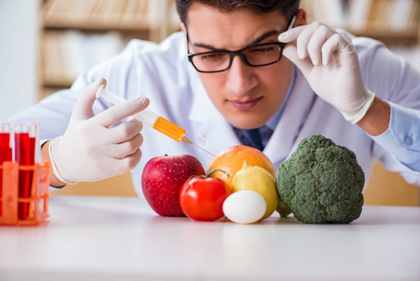 Férfi orvos ellenőrzi a gyümölcsök és zöldségek - Fotó, kép