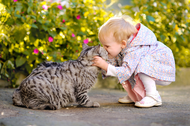 Retrato de una niña con un gato
 - Foto, imagen