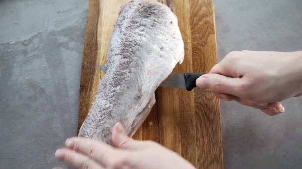 der Koch trennt Fischfilet, der Koch bereitet Fisch zum Kochen zu, Fischgerichte, Diät und gesunde Ernährung - Filmmaterial, Video
