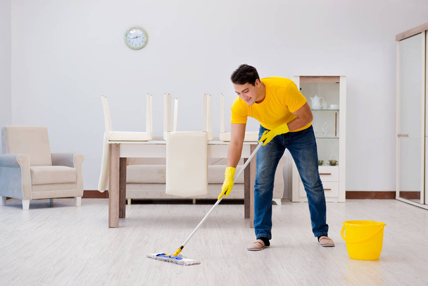 L'uomo che pulisce la casa aiutando sua moglie - Foto, immagini