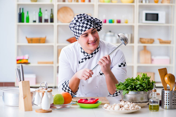 Молодий чоловік готує роботу на кухні
 - Фото, зображення
