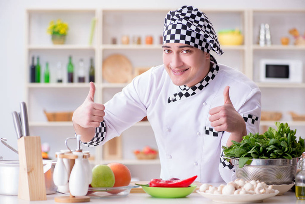 młody mężczyzna gotować praca w kuchnia - Zdjęcie, obraz