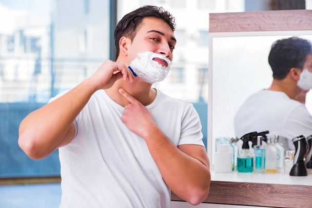 Mladý hezký muž holení v dopoledních hodinách - Fotografie, Obrázek