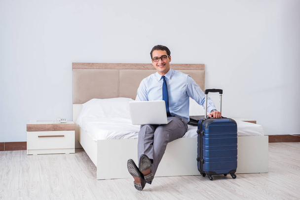 Бизнесмен в гостиничном номере во время путешествия - Фото, изображение