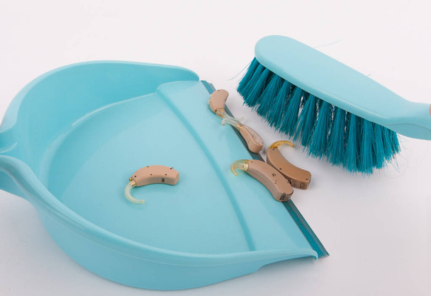Old and used hearing aids, small plastic broom and shovel - Elec - Foto, Imagen