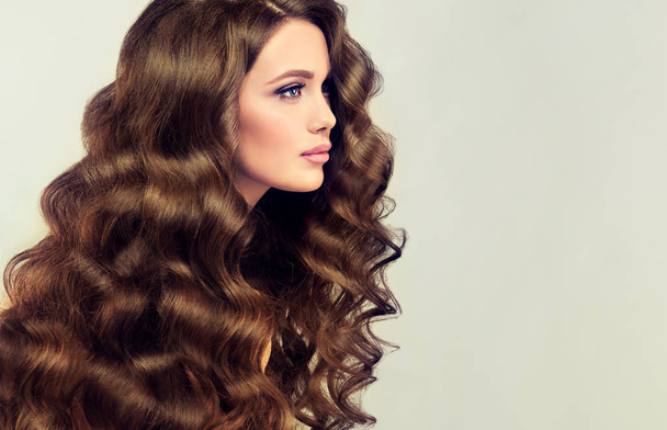 menina bonita com cabelo encaracolado longo
  - Foto, Imagem