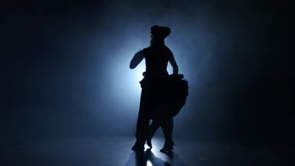 Emocionální a půvabné latinamerican tanec mistrů, zakouřený studio - Záběry, video