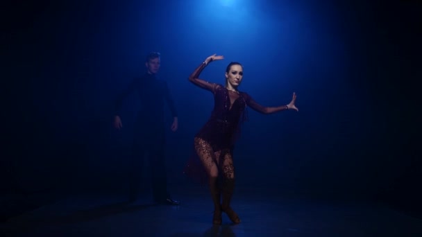 Tango dancing couple of professional elegant dancers in smoky studio - Imágenes, Vídeo