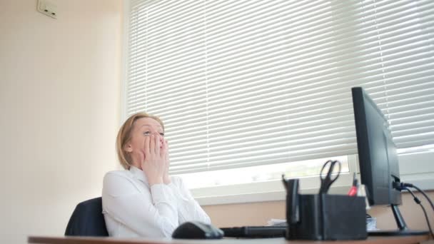 Mulher gerente cansado de trabalho fazendo exercícios físicos na mesa no escritório
 - Filmagem, Vídeo