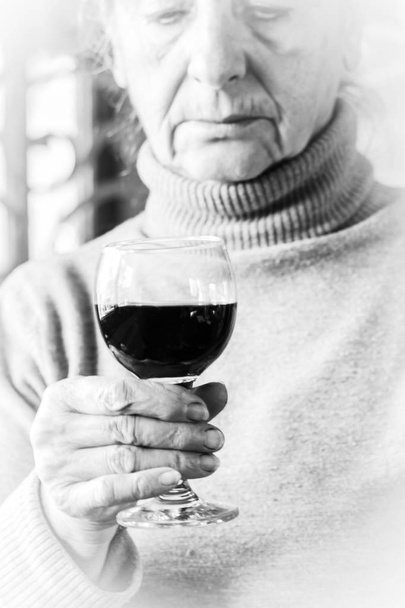 Mulher triste segurando um copo de vinho tinto
 - Foto, Imagem