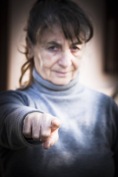 Γυναίκα, επισημαίνοντας το δάχτυλό σας άμεσα - Φωτογραφία, εικόνα