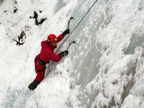 Homem escalando cascata congelada
 - Foto, Imagem