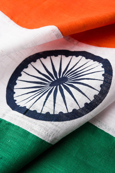 Image rapprochée du drapeau indien composé de pur coton ou de khadi, montrant la texture et les plis, mise au point sélective - Photo, image
