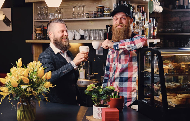 Deux hommes barbus dans un café
 - Photo, image